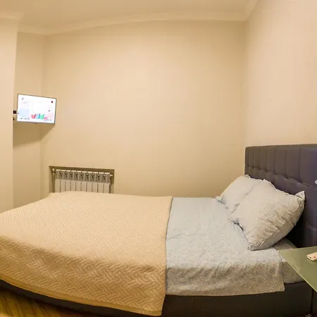 Apartment On Henuezskaya 5 *