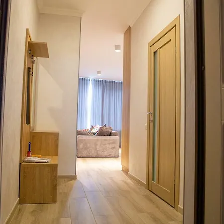 Apartment On Henuezskaya 5 *