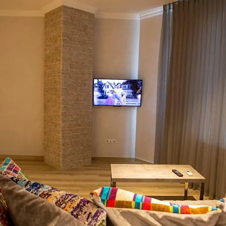 Apartment On Henuezskaya 5 *