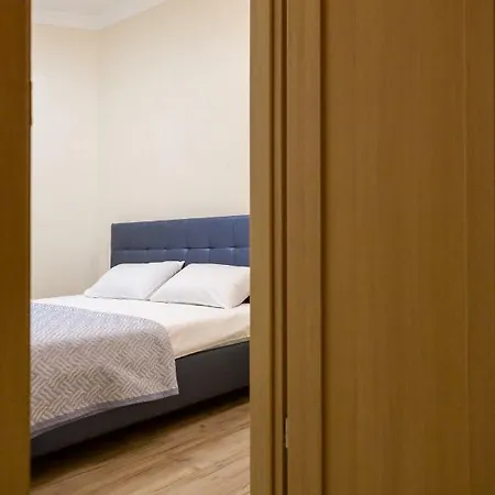 Apartment On Henuezskaya 5 *