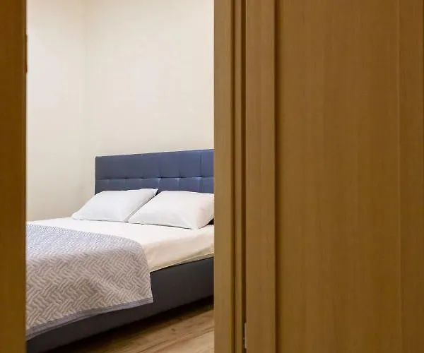 Apartment On Henuezskaya 5 *